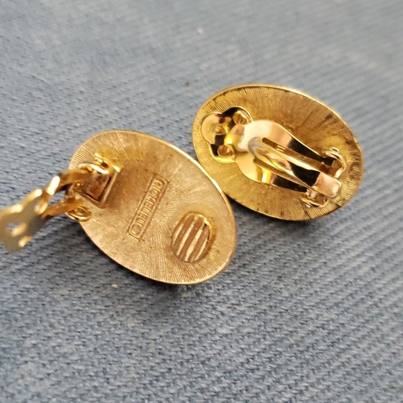 Vintage Richelieu Faux Pearl Clip Earrings - Picture 3 of 3